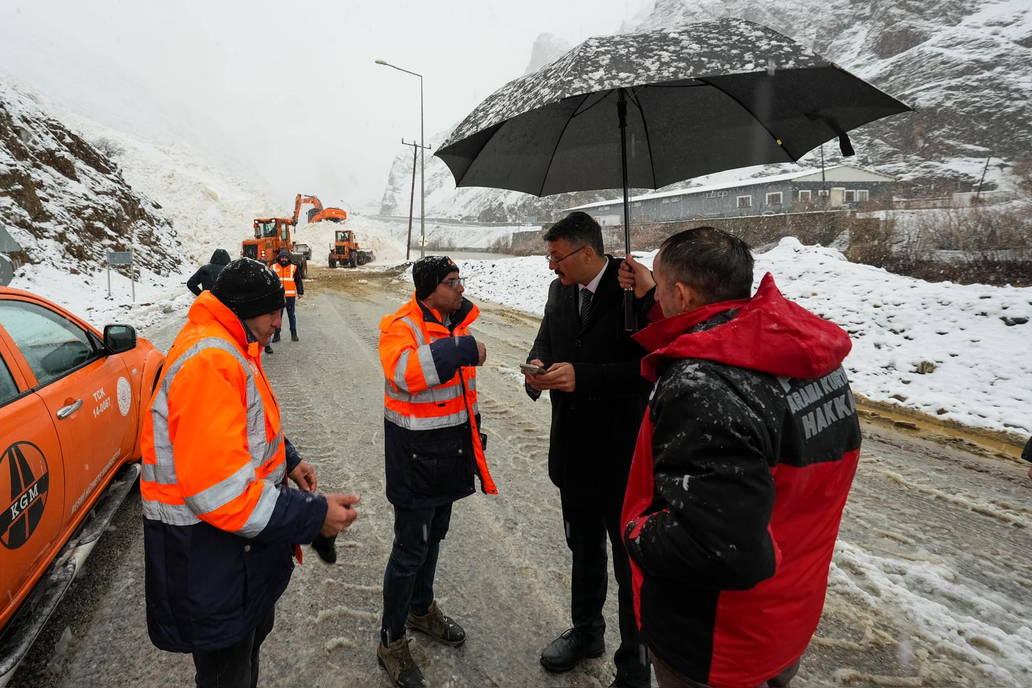 Vali Çelik, Çığ bölgesinde incelemelerde bulundu