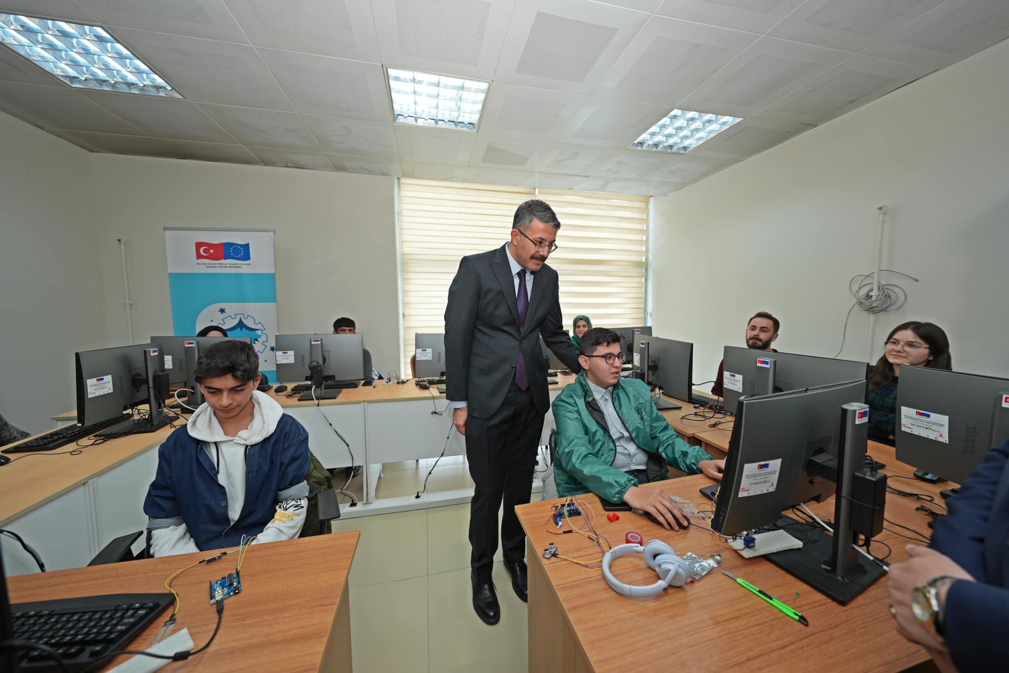 Hakkari'de Bilişim Laboratuvarı Açıldı