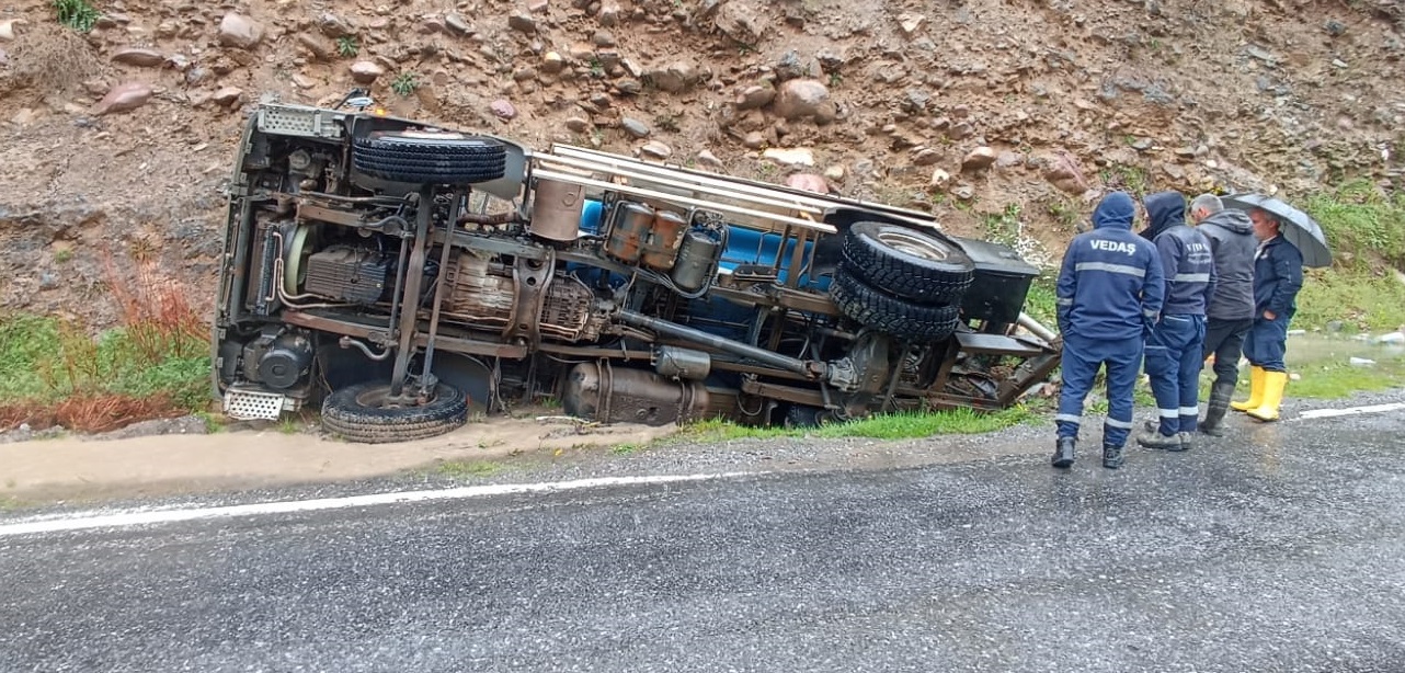 Çukurca'da kontrolden çıkan vidanjör yan yattı