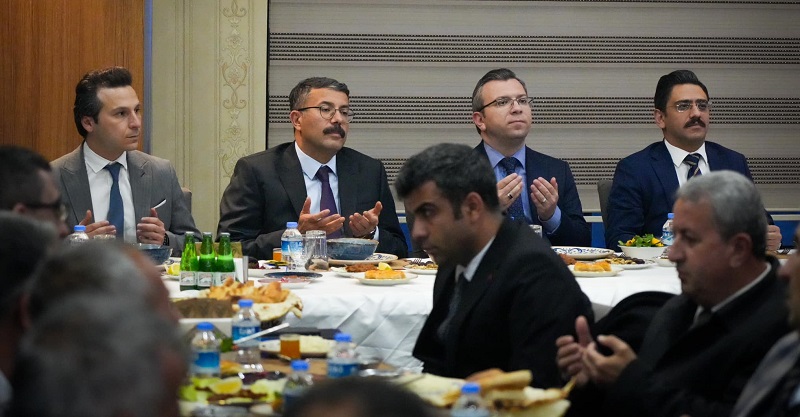 Vali Çelik, İftarda muhtarlarla bir araya geldi