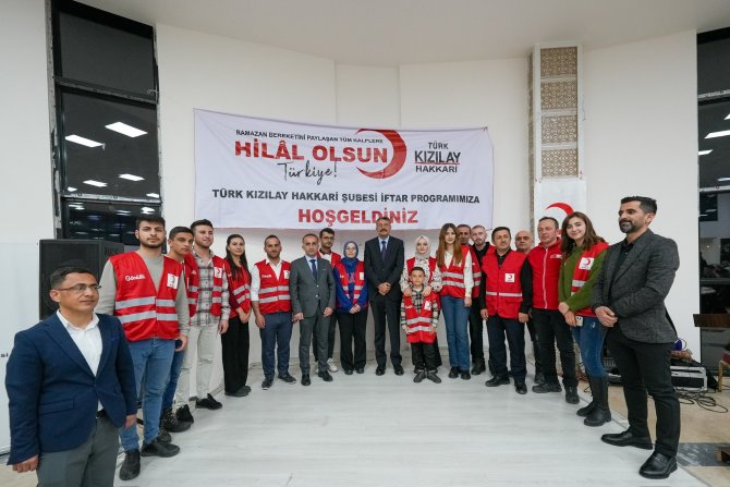Vali Çelik, Kızılay'ın iftar programına katıldı