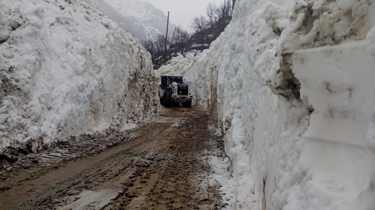 Yüksekova'da Çığdan kapanan yol ulaşıma açıldı