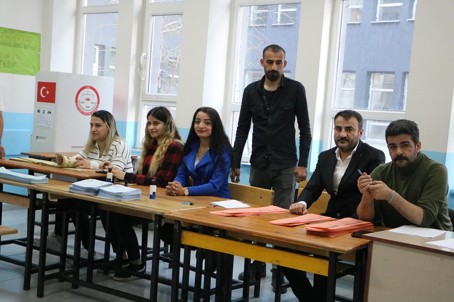 Hakkari'de oylar kullanmaya başlandı