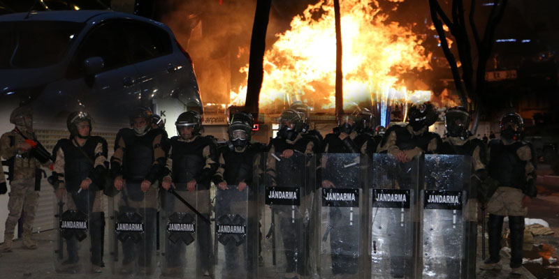 Hakkari'de olaylar çıktı: Asker şehre indi