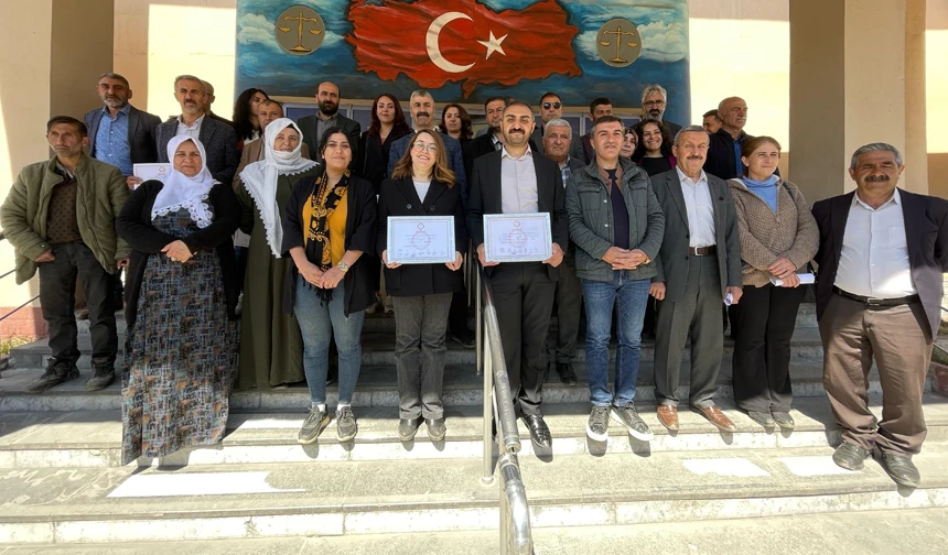 Yüksekova’da Belediye Eş Başkanları mazbatalarını aldı