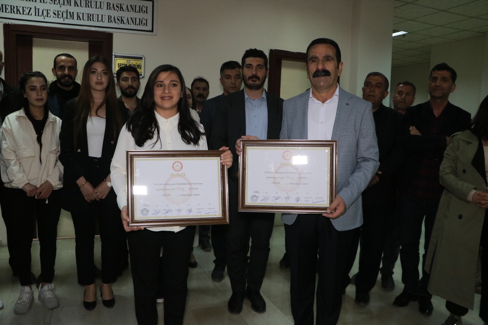 Hakkari Belediye eş başkanları mazbatalarını aldı