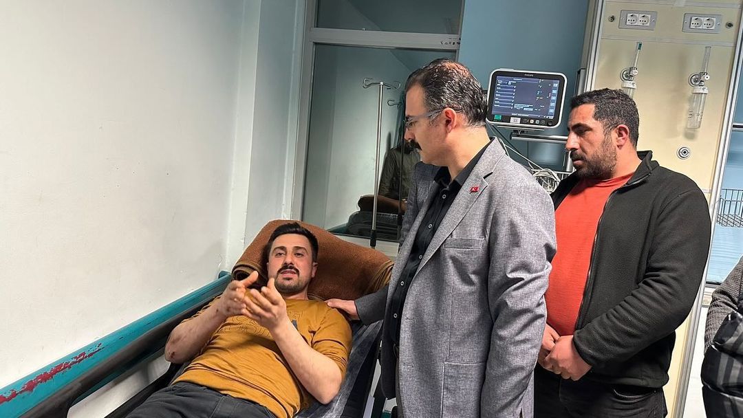 Şemdinli Kaymakamı, Otomobilin çarptığı genci ziyaret etti