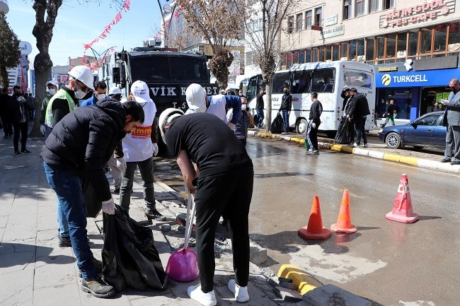 Halk, Van sokaklarını temizliyor