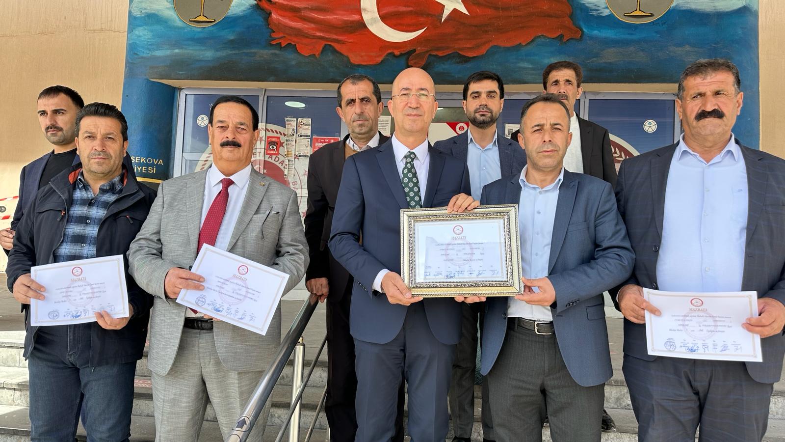 Esendere Belediye Başkanı Dırbaz Büyüksu mazbatasını aldı