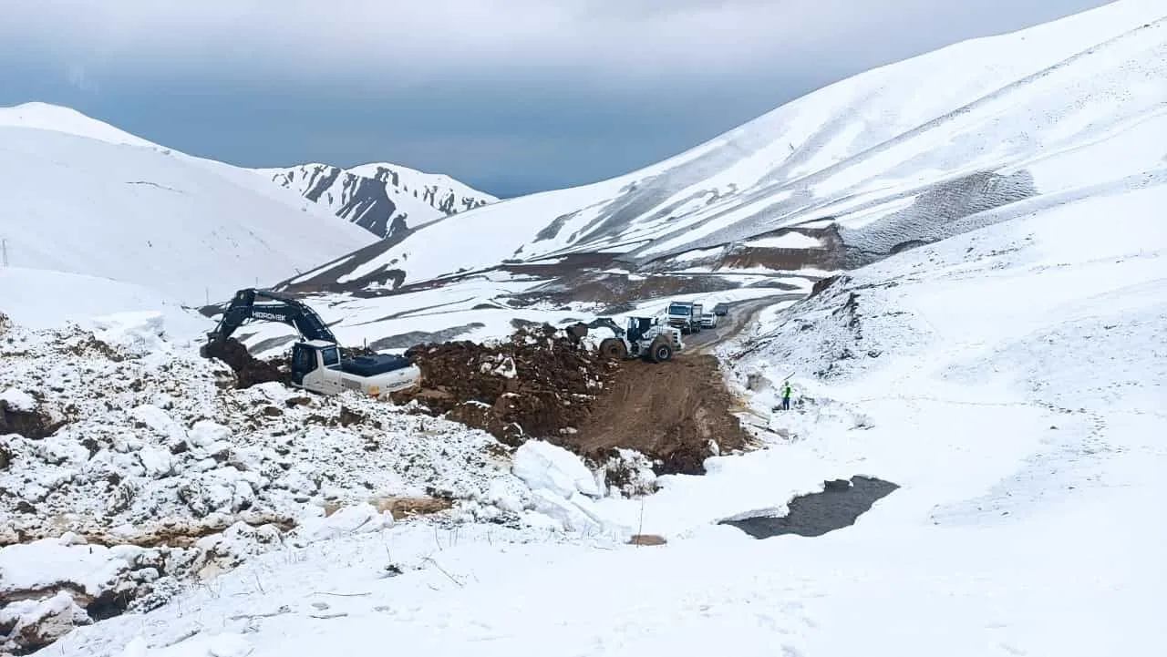 Yüksekova'da Köy Yolunda Heyelan Meydana Geldi