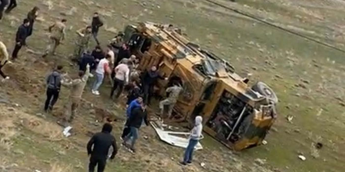 Hakkari-Van yolunda askeri araç kaza yaptı