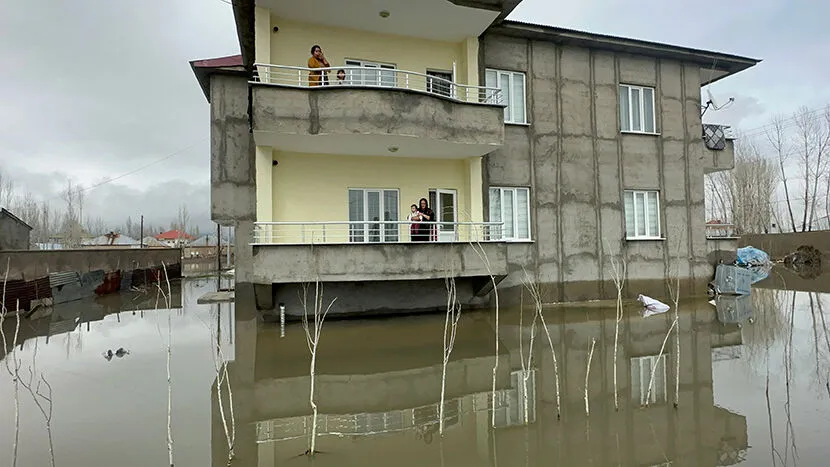 Yüksekova’da birçok ev sular altında kaldı