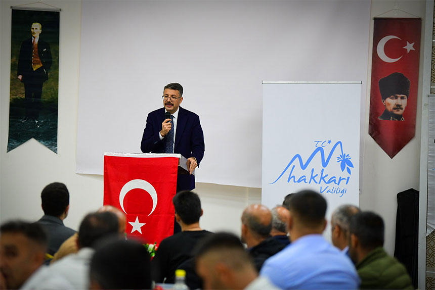 Hakkari Valisi Ali Çelik valilik personeli iftar yaptı