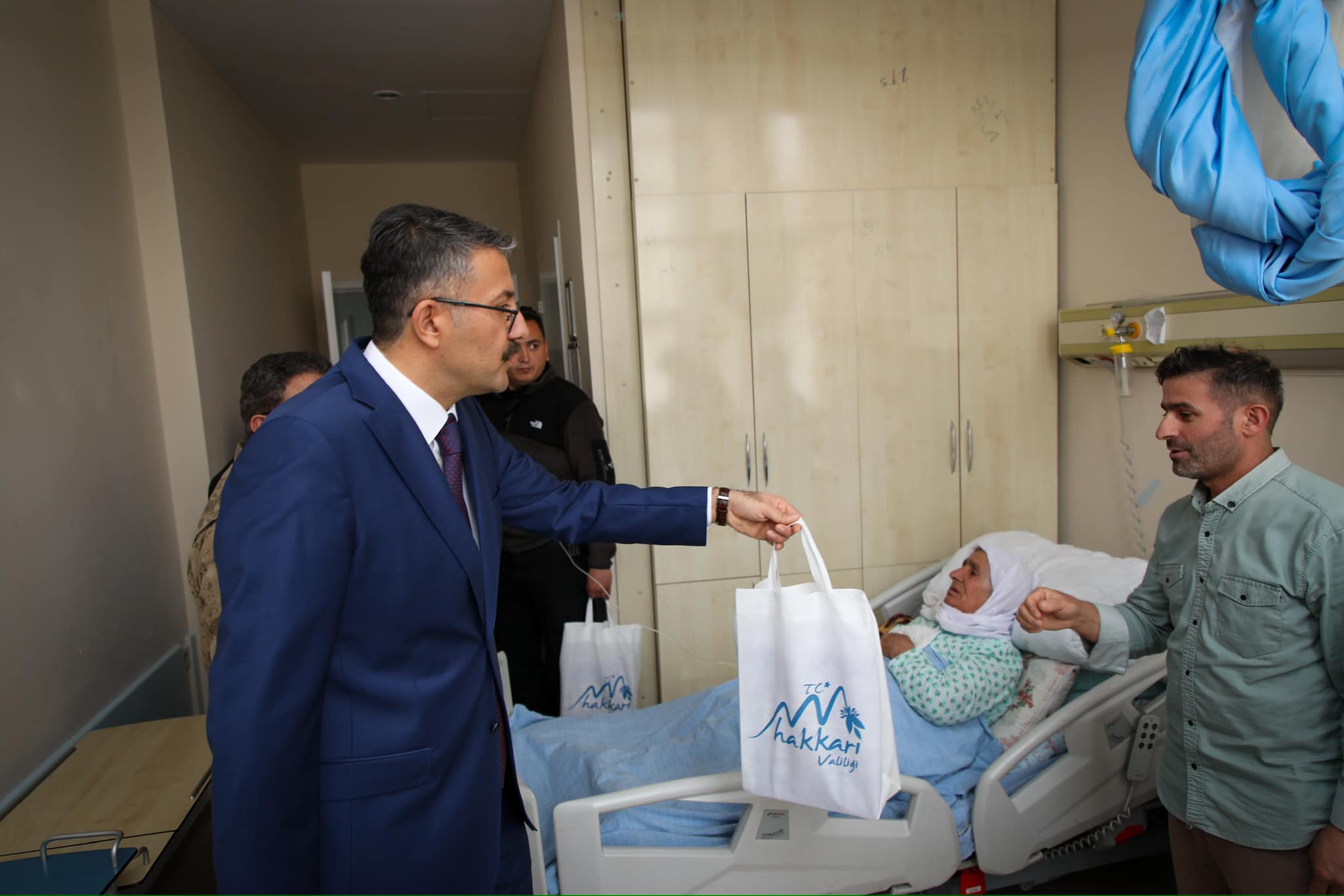 Vali Çelik, Hastanede tedavi gören vatandaşların bayramını kutladı