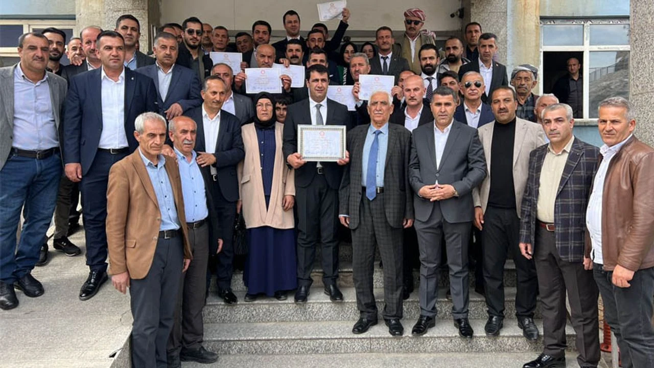 Şemdinli Belediye Başkanı Fahri Şakar mazbatasını aldı