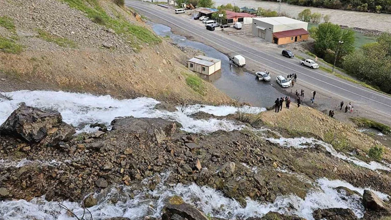 Çukurca’daki Beyaz Su Şelalesi ilgi odağı oldu