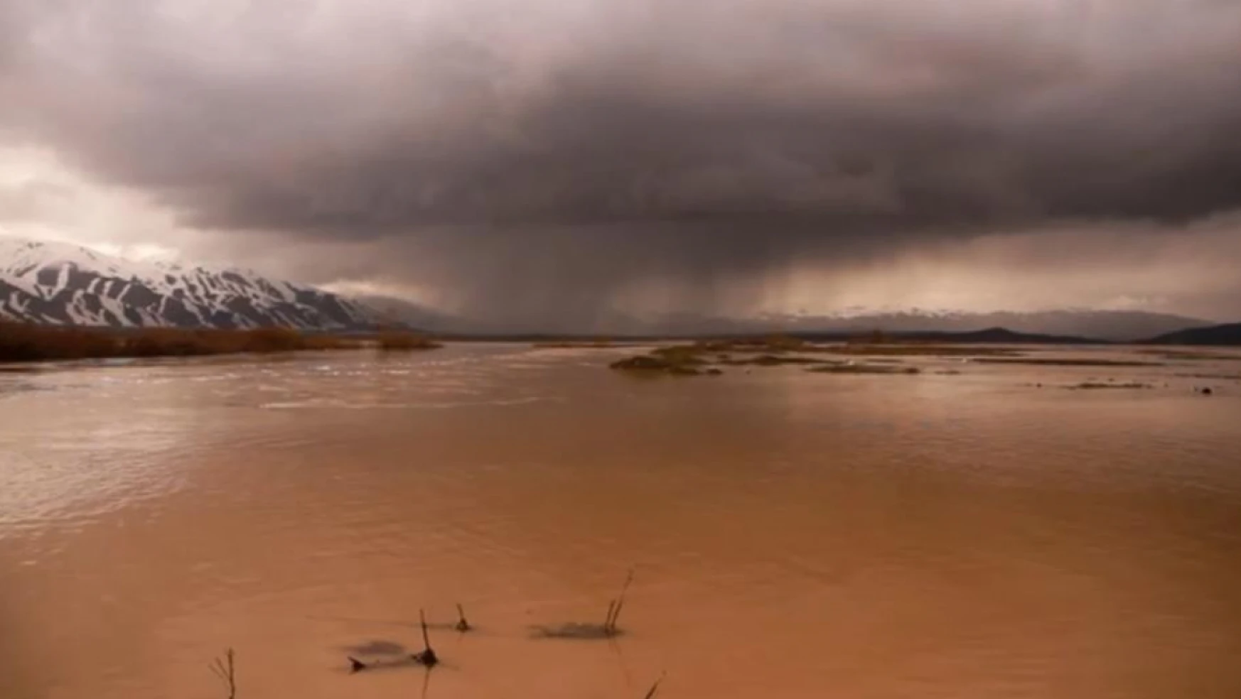 Yüksekova Ovası göle döndü