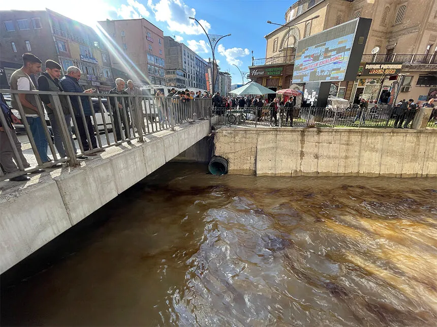 Yüksekova’da dereye dökülen yakıt vatandaşları endişelendirdi