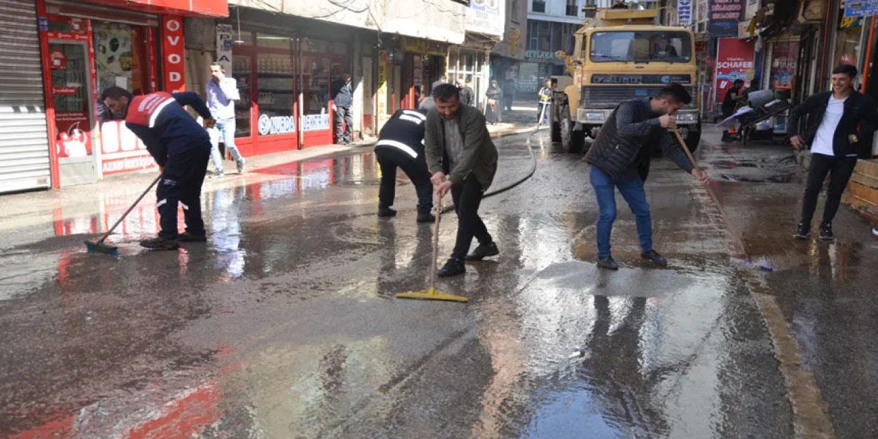 İtfaiye ekiplerinin çalışmalarına çarşı esnafı destek verdi