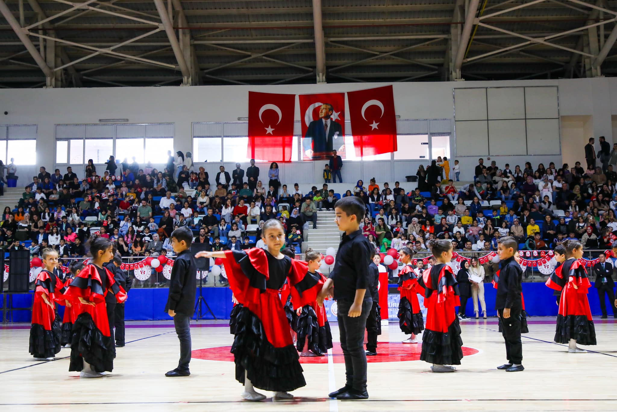 Hakkari'de 23 Nisan Çocuk Bayramı coşkuyla kutlandı
