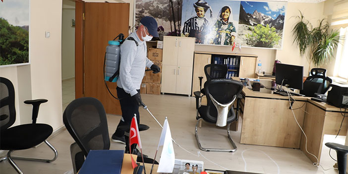 Hakkari'de Belediye binası haşerelere karşı ilaçlandı