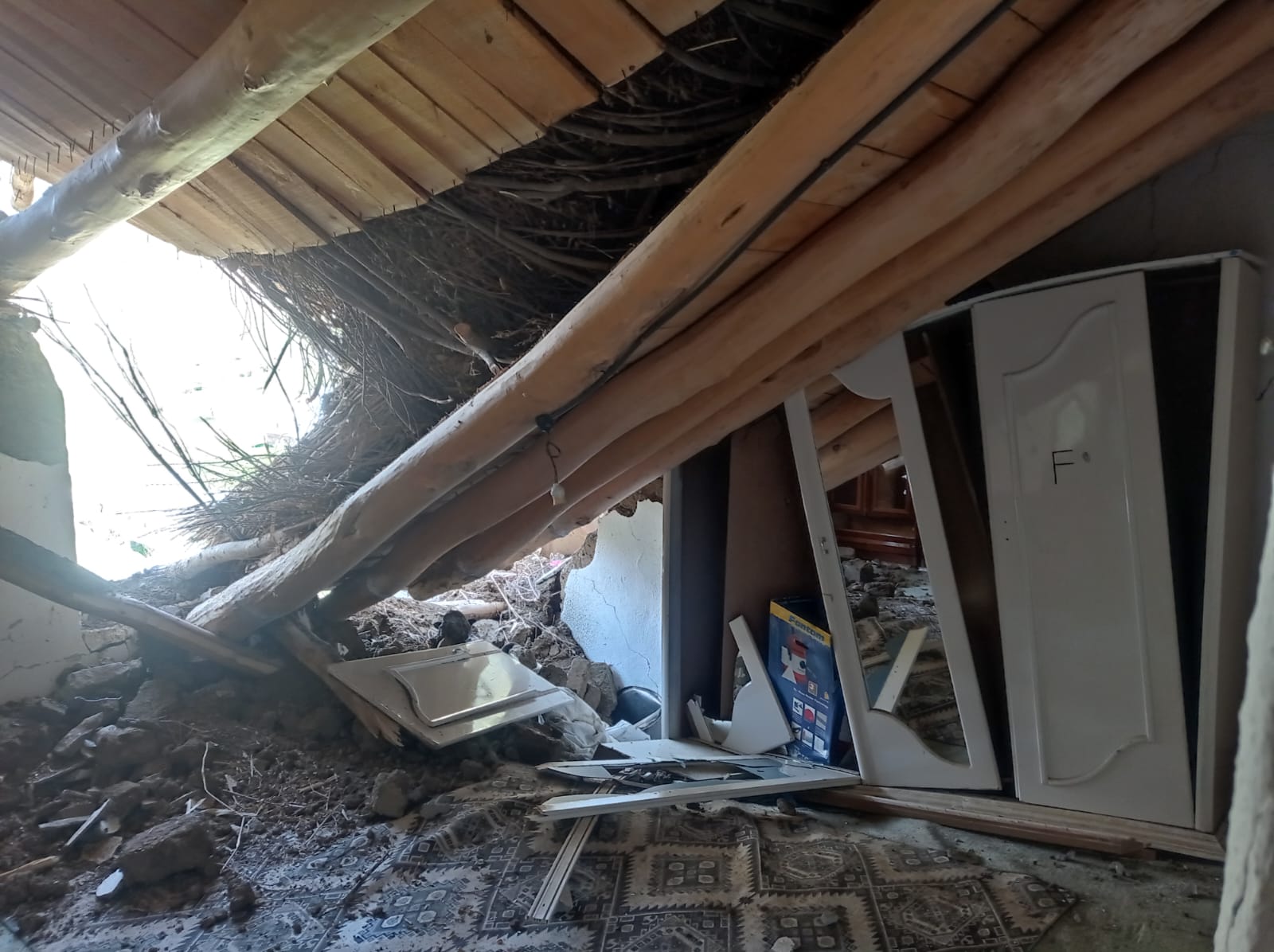 Hakkâri’de Evleri yıkılan Aile Yetkililerden yardım bekliyor