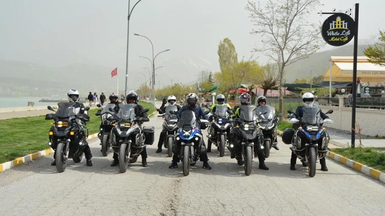 50 ülkeyi gezen motosiklet tutkunlarının yeni rotası Hakkari