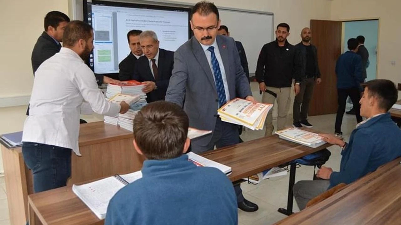 Hayırsever iş insanından öğrencilere kitap yardımı