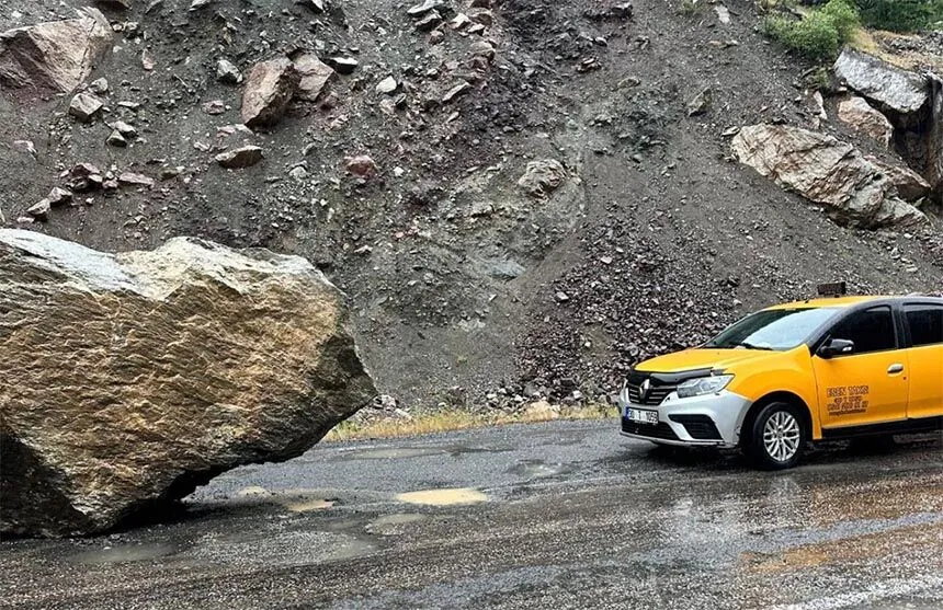 Şemdinli-Derecik yoluna Dev kaya düştü