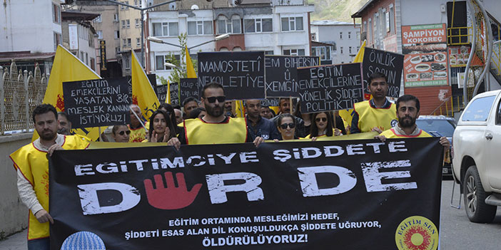 Hakkari Eğitim-Sen öğretmene şiddeti protesto etti