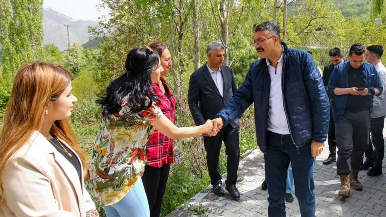 Vali Çelik, Kadınların kurduğu serayı ziyaret etti