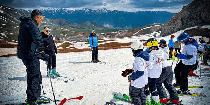 Hakkari'de Mayıs ayında kayak yarışması yapıldı