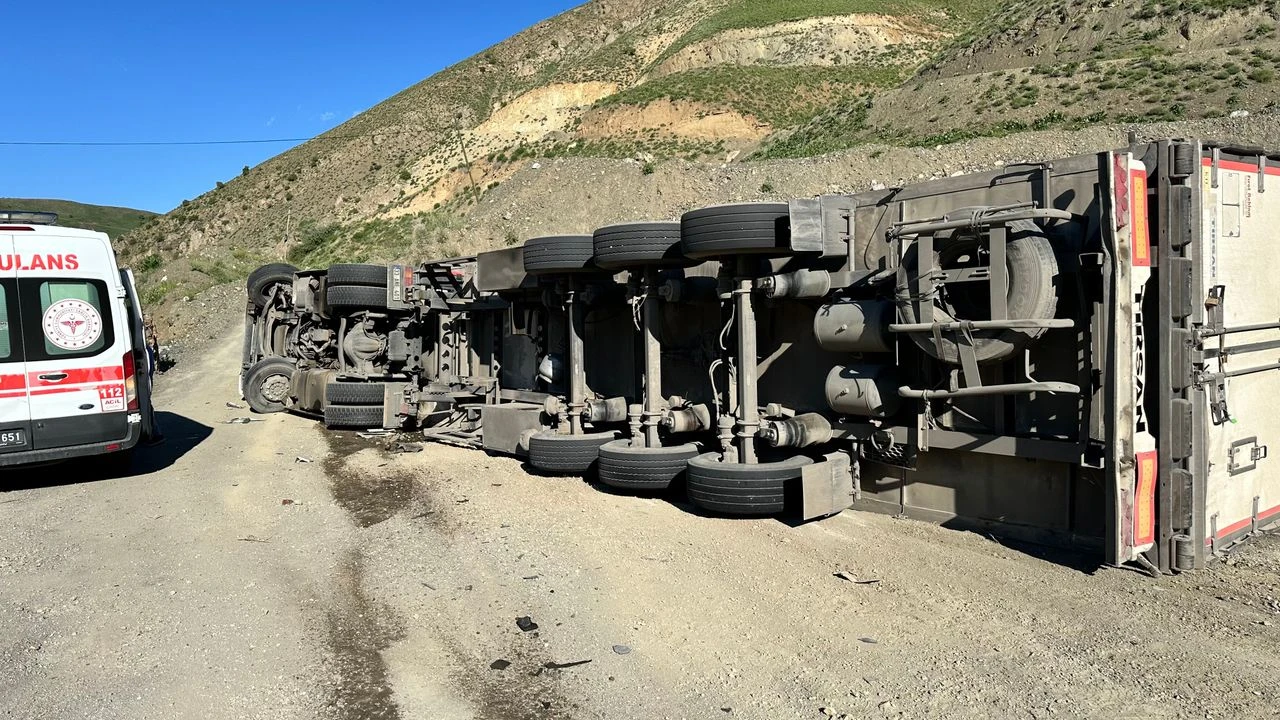 Hakkari'de virajı alamayan tır yola kenarına devrildi