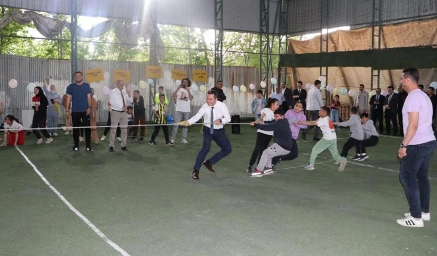 Hakkari’de "Geleneksel Çocuk Oyunları Şenliği" düzenlendi