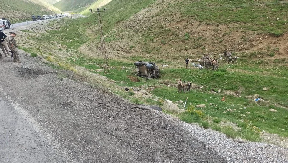 Hakkari-Van karayolunda kaza: 2 Polis Yaralı