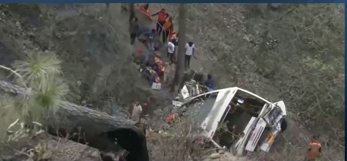 Otobüs 200 metrelik uçuruma yuvarlandı: 21 ölü, 69 yaralı!