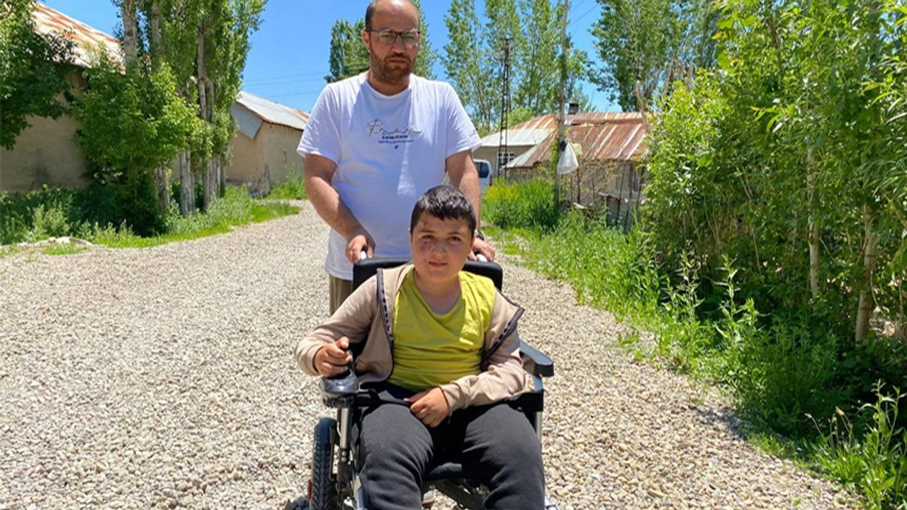 Asfalt çağrısı karşılık bulmayan Burak, tekerlekli sandalyeden düşüp yaralandı