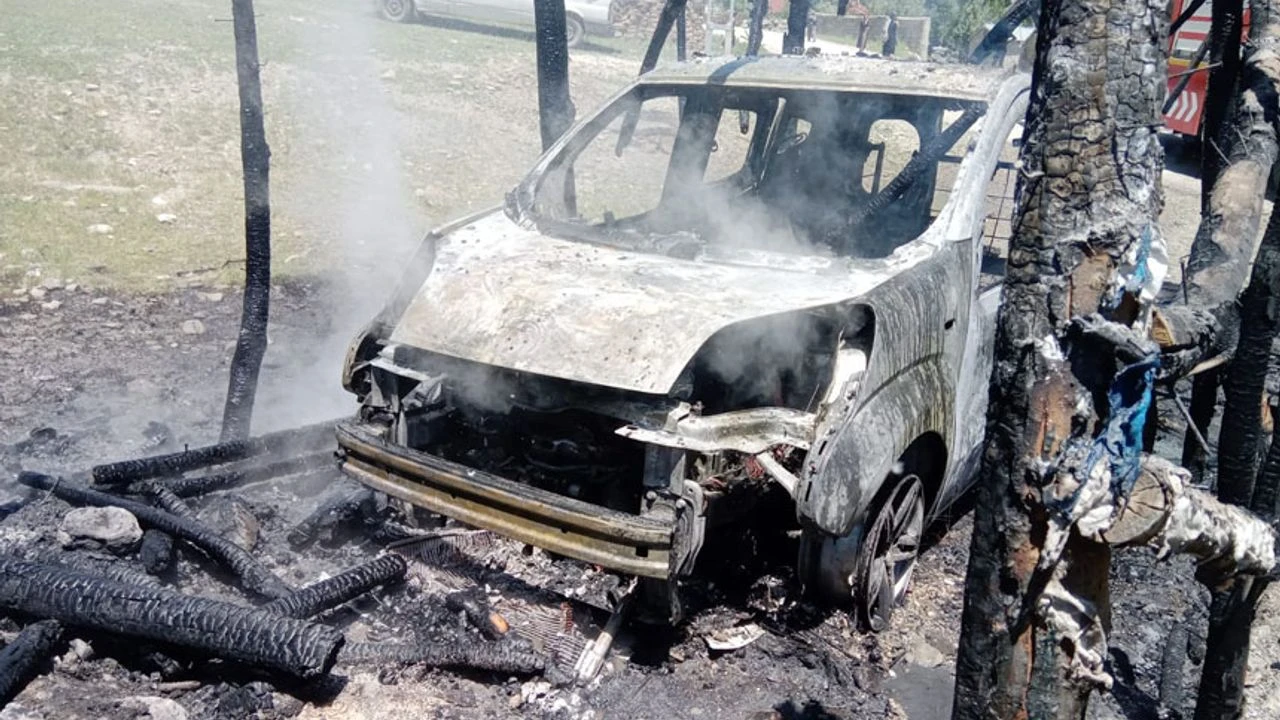 Yüksekova'da alev alan araç kullanılamaz hale geldi