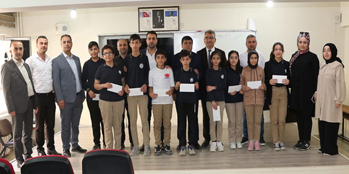 Hakkari'de başarılı öğrenciler ödüllendirildi