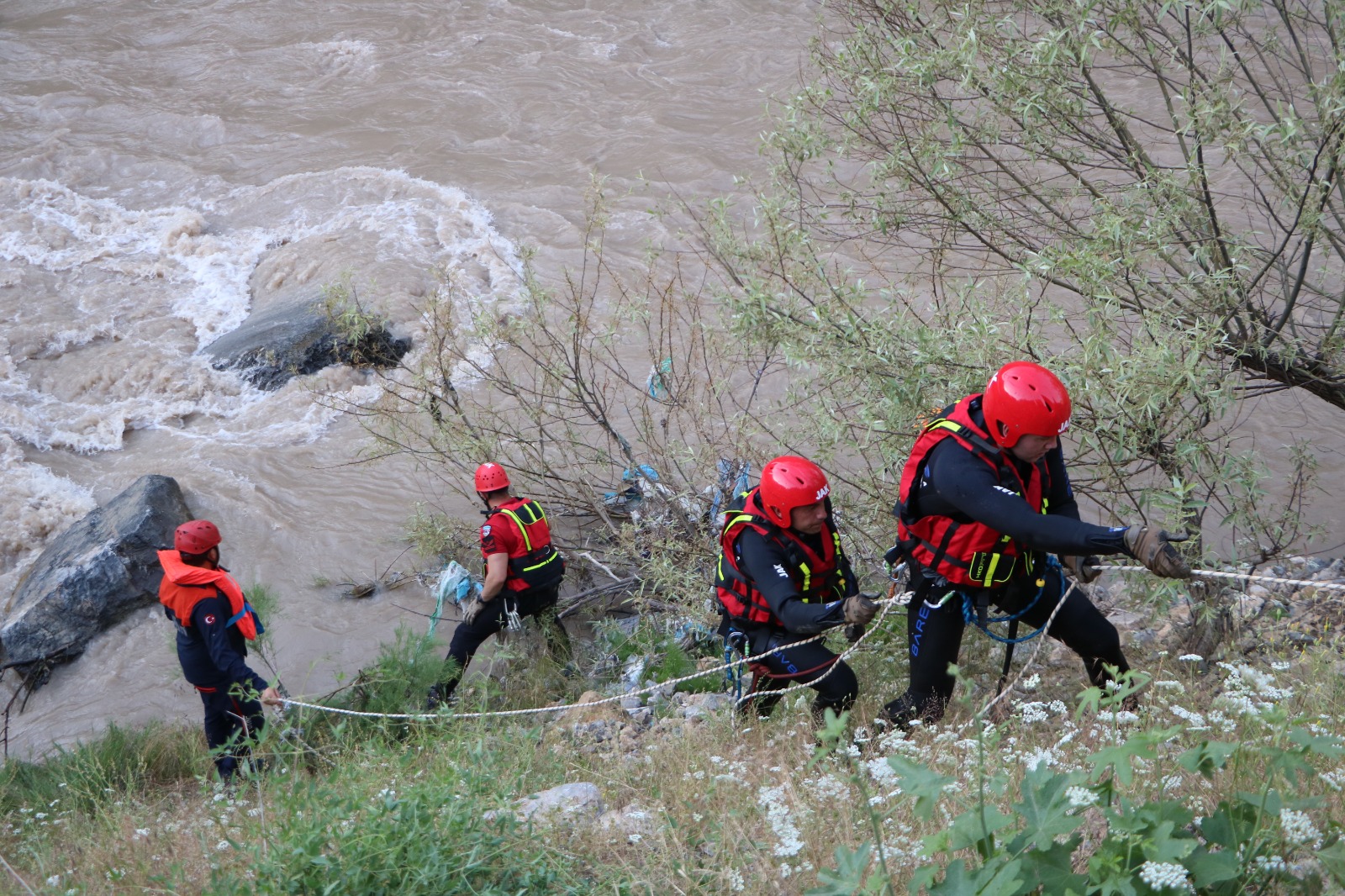 Hakkari’de otomobil Zap suyuna uçtu