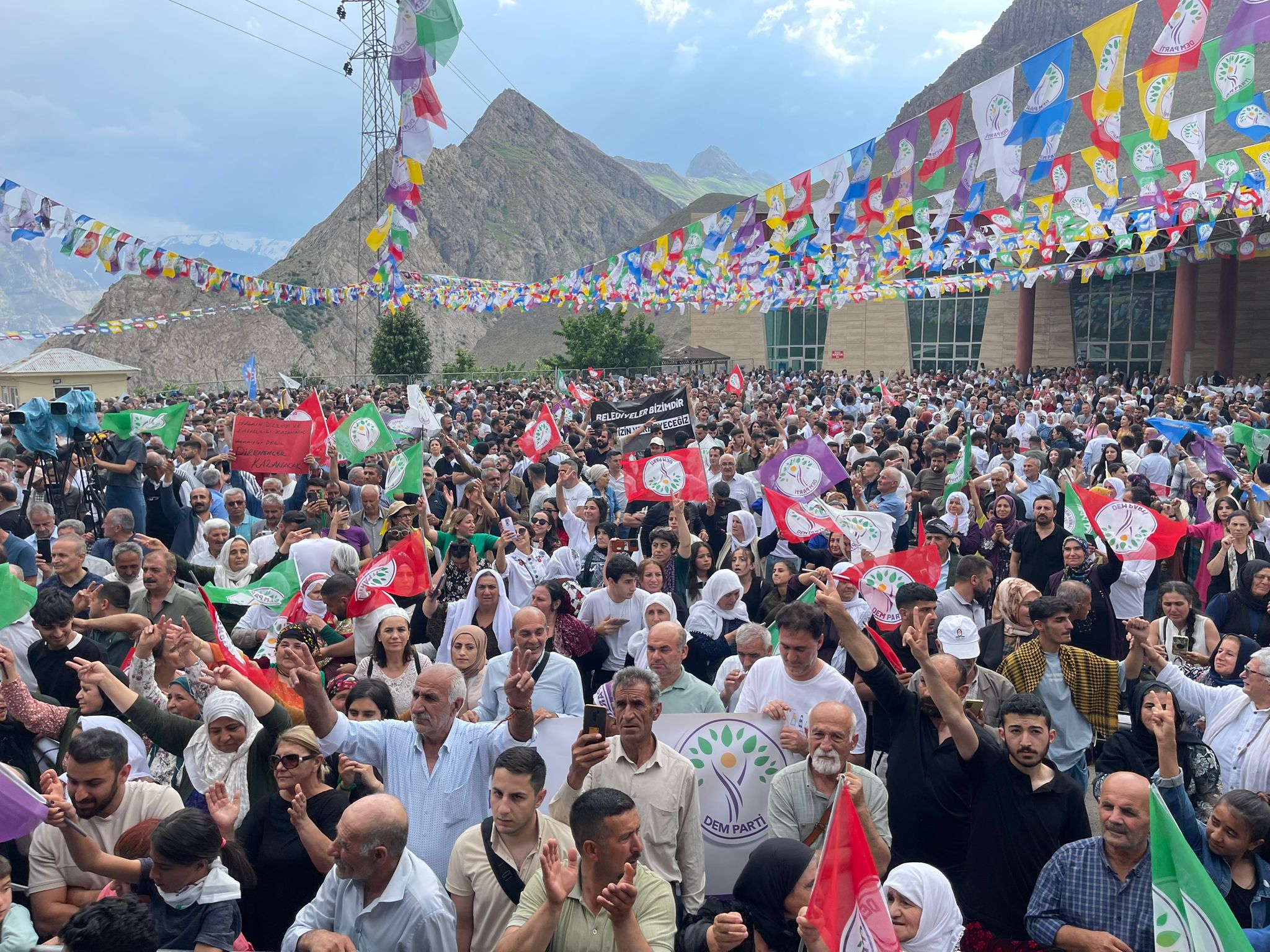 Hakkari'de 'Kayyıma hayır, İrade gaspına hayır' 'Demokrasi' mitingi
