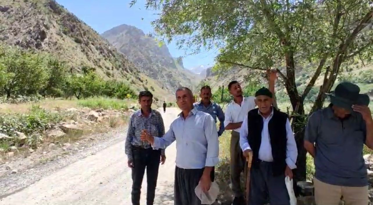 Hakkari'de Köylülerin Yoldan Kalkan Toz Tepkisi!