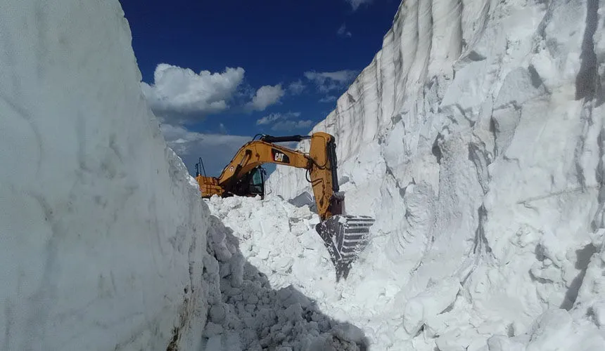Hakkari'de Haziran ayında 8 metre karla mücadele