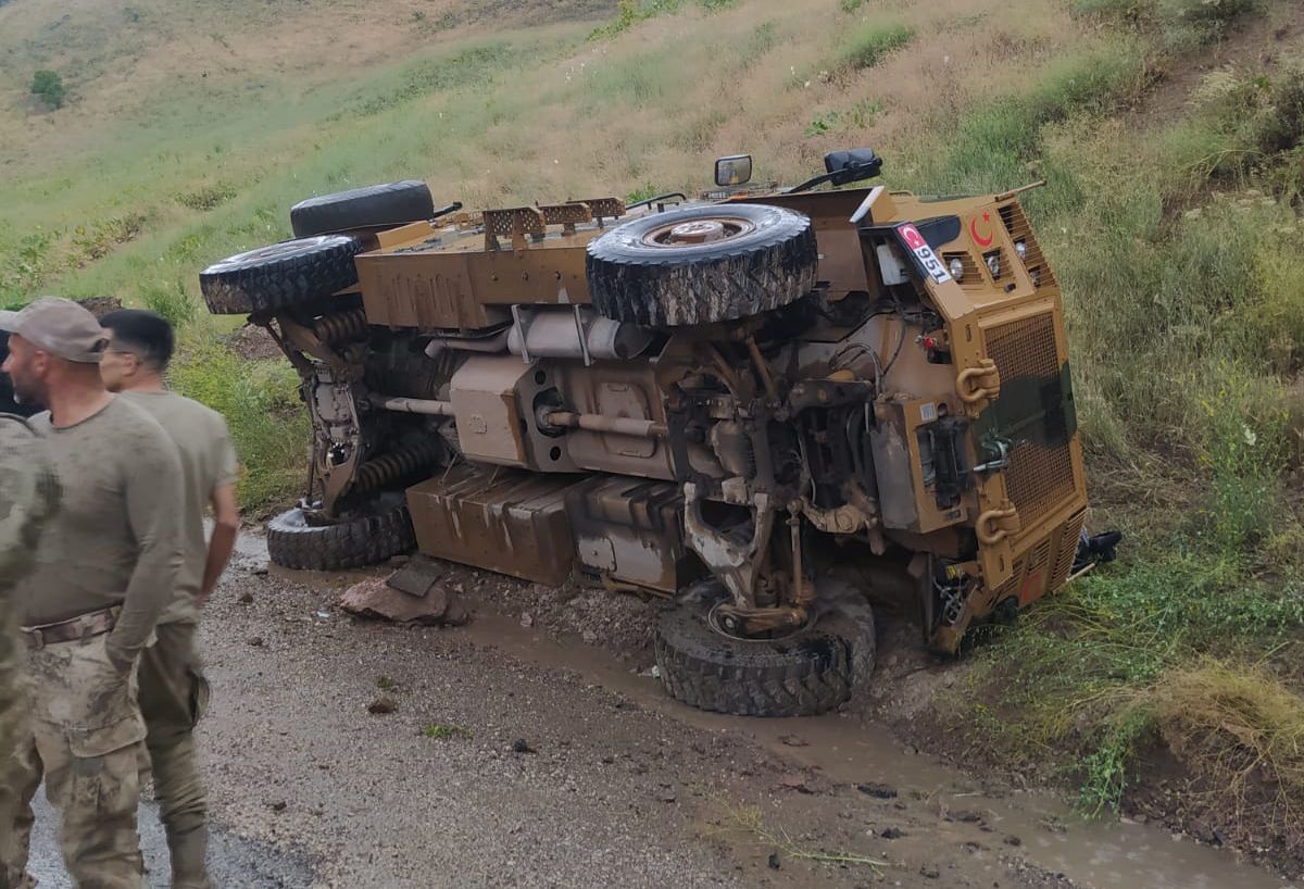 Yüksekova’da askeri araç devrildi: 3 yaralı