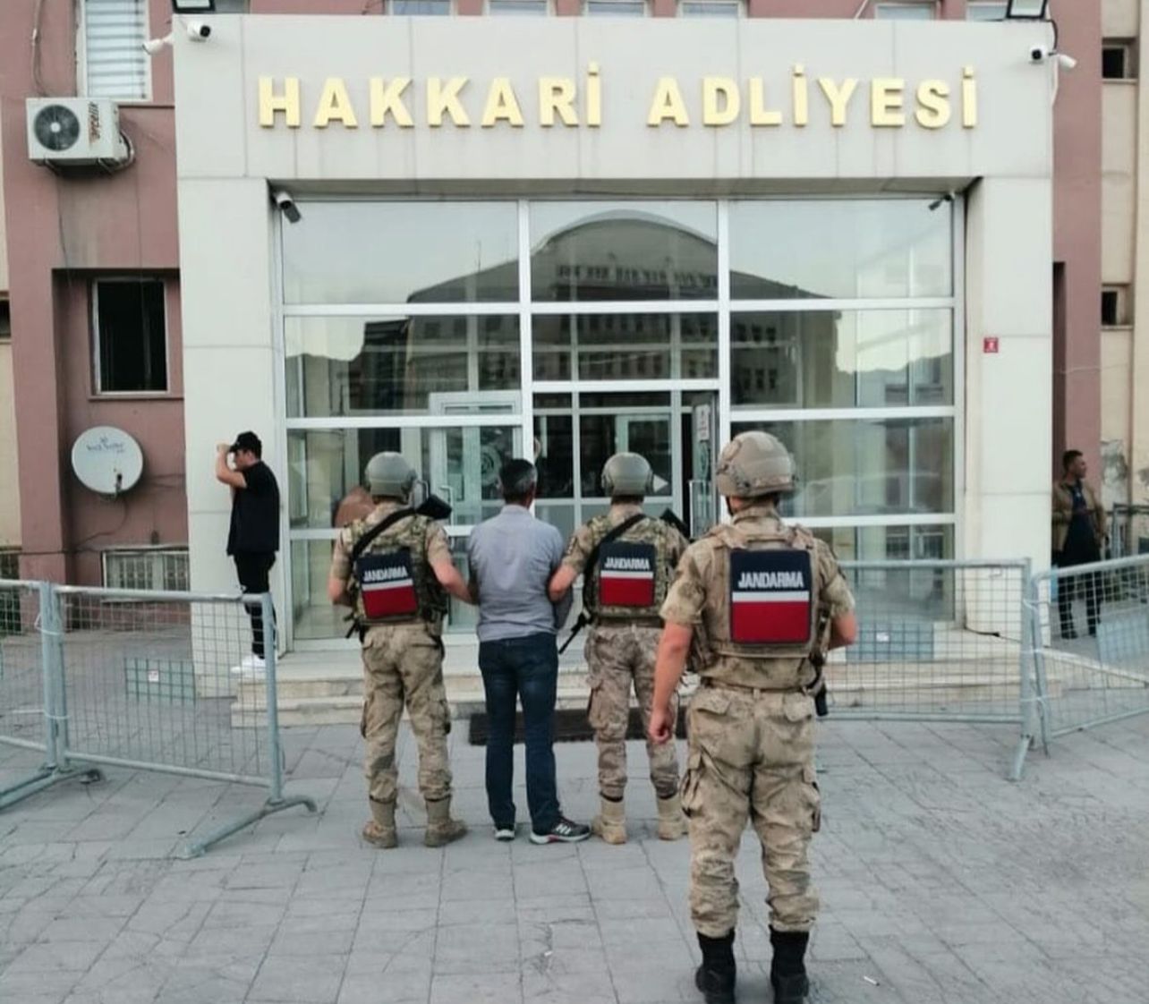 Hakkari'de Gözaltına alınan 57 kişiden 14'ü tutuklandı