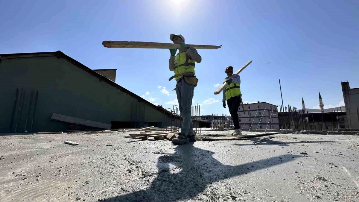 Yüksekova'da inşaat sezonu sıcaklara rağmen devam ediyor