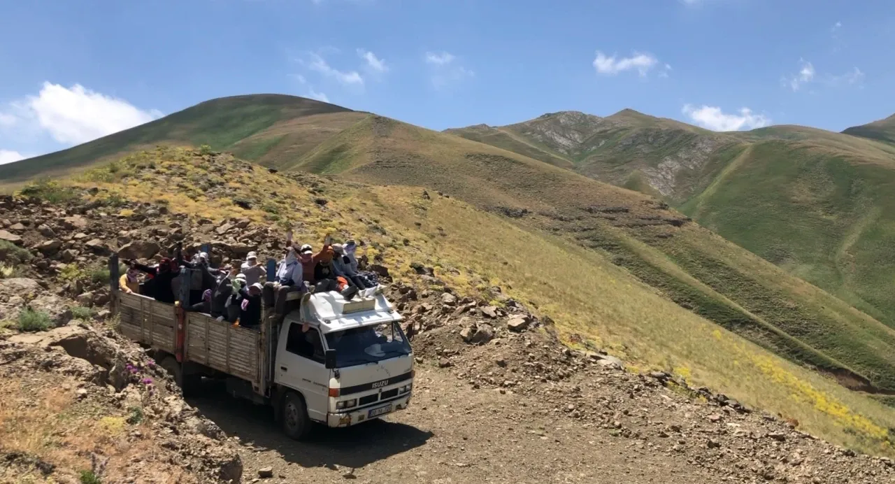 Hakkari'de Yayla Yolunda Kaya Parçaları Engeli