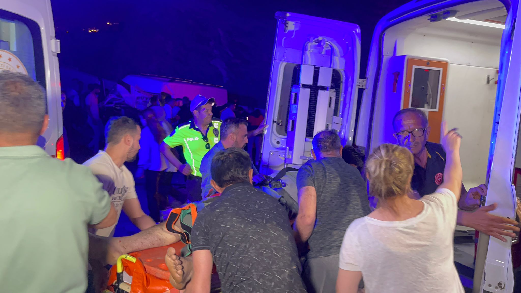 Hakkari'de Tır ile Minibüs çarpıştı: 1'i ağır 4 yaralı