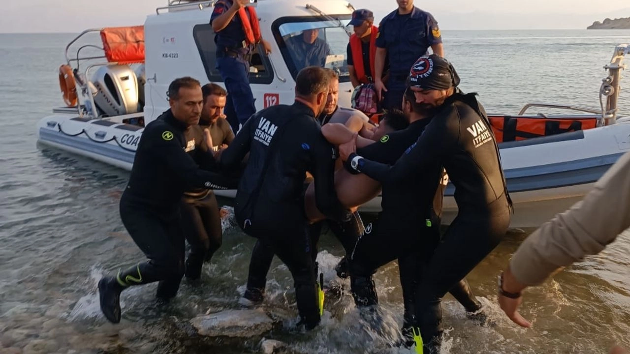 Van Gölünde kaybolan 3 kişiden 2'sinin cenazesine ulaşıldı