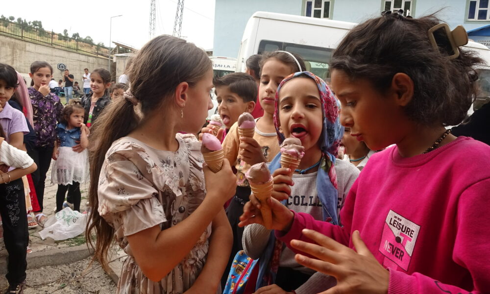 Köyleri gezip çocuklara dondurma dağıtıyorlar